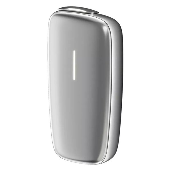 Die Ploom X Silver Advanced von vorne links im Neukunden Angebot mit gratis Evo Sticks vor einem weissen Hintergrund